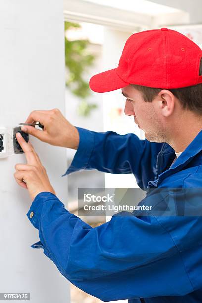 Foto de Instalando e mais fotos de stock de Interruptor de luz - Interruptor de luz, Instalar, Adulto