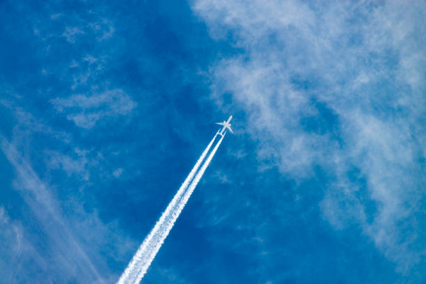 avión en el cielo - wing airplane sky jet fotografías e imágenes de stock