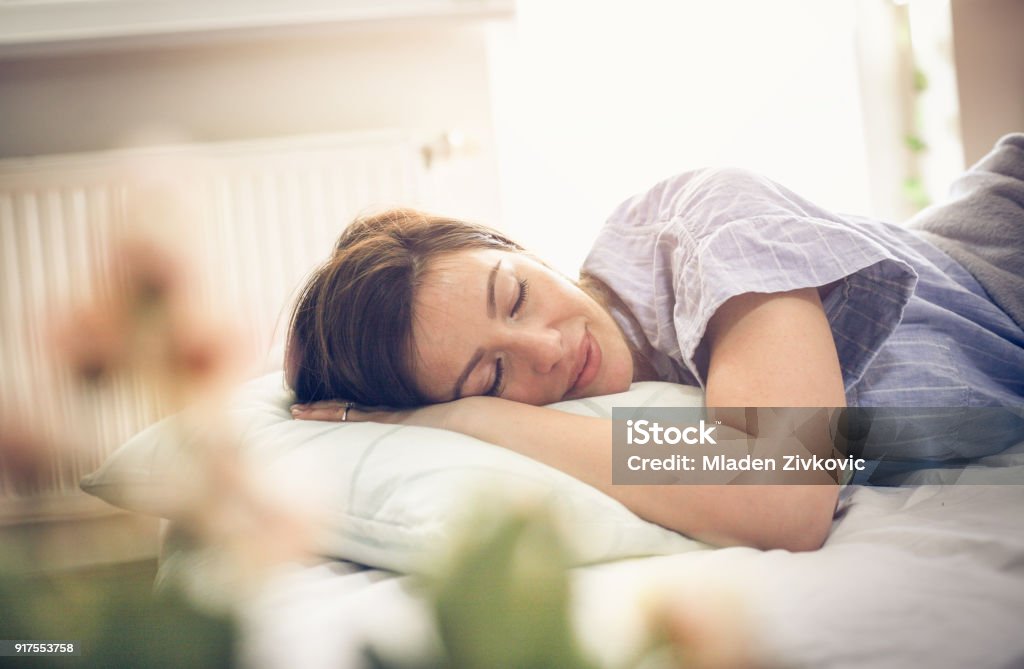 Sleepy mujer. - Foto de stock de Dormir libre de derechos