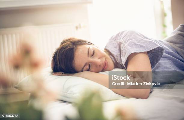 Sleepy Mujer Foto de stock y más banco de imágenes de Dormir - Dormir, Mujeres, Almohada