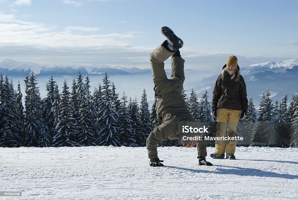 Młody snowboardzistami zabawy - Zbiór zdjęć royalty-free (Biały)