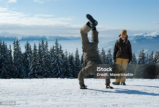 Młody Snowboardzistami Zabawy - zdjęcia stockowe i więcej obrazów Biały - Biały, But z cholewką, Do góry nogami