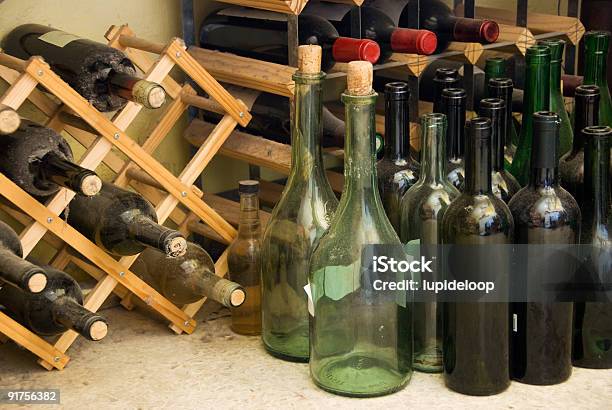 Wein In Flaschen Alte Und Neue Liegen Unter Den Clutter Stockfoto und mehr Bilder von Flaschenregal