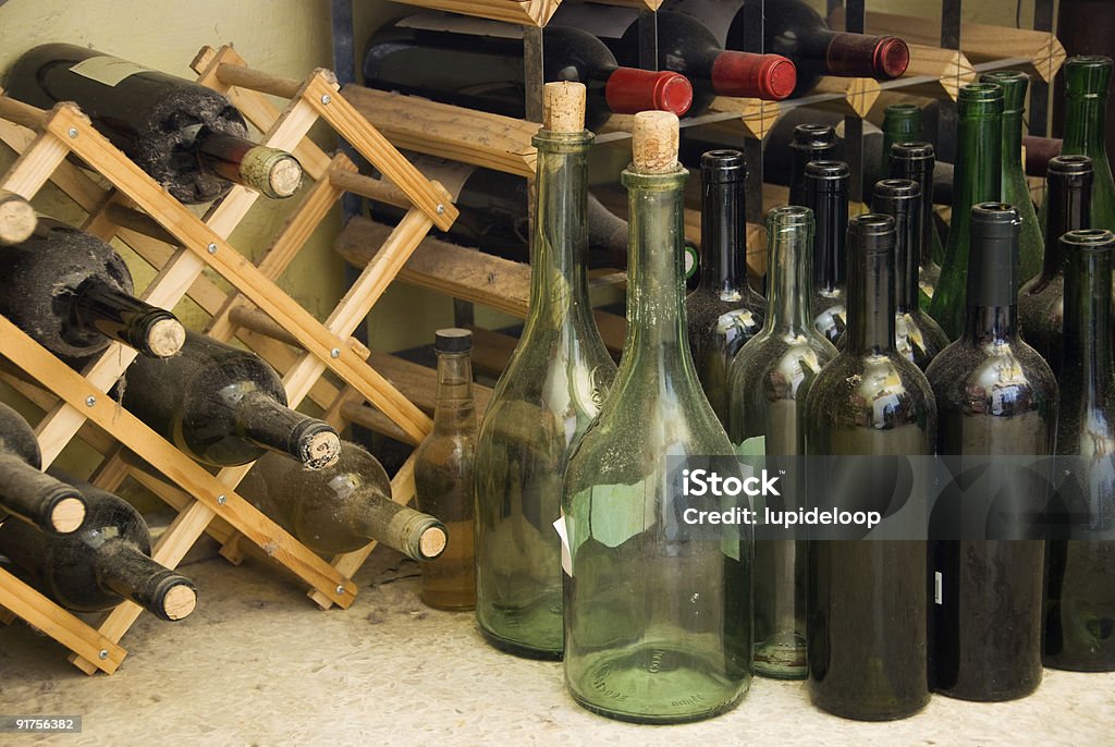 Botellas de vinos del Viejo y del nuevo apilado de relleno - Foto de stock de Botellero libre de derechos