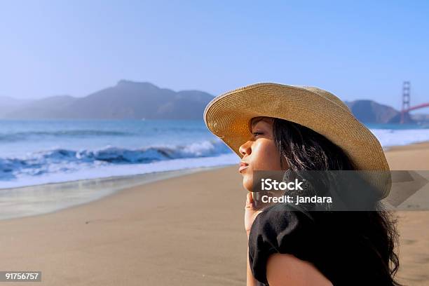 Giovane Donna Sulla Spiaggia Indossando Un Cappello - Fotografie stock e altre immagini di Close-up