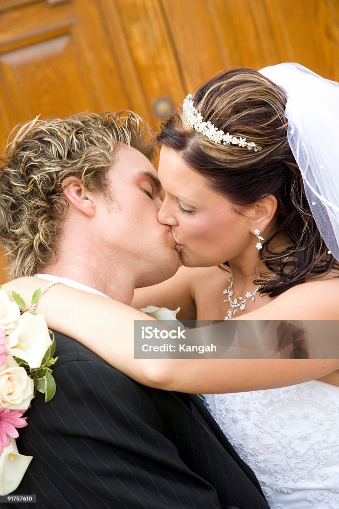 Primo bacio - Foto stock royalty-free di Abbigliamento formale