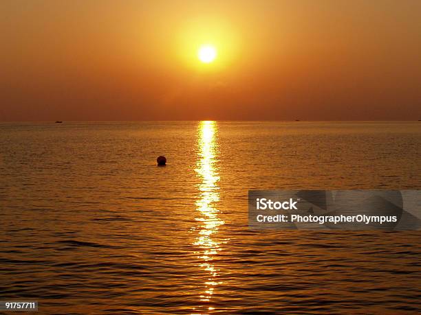 Photo libre de droit de Lever Du Soleil De La Mer banque d'images et plus d'images libres de droit de Ciel menaçant - Ciel menaçant, Eau, Fonds de nuage