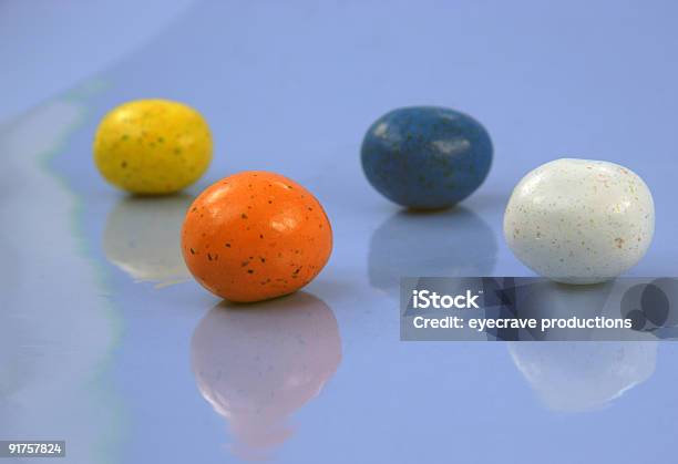 Foto de Ovos Na Azul e mais fotos de stock de Amarelo - Amarelo, Animal, Azul