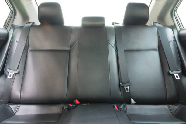 sedili passeggeri posteriori in auto di lusso moderna - back seat foto e immagini stock