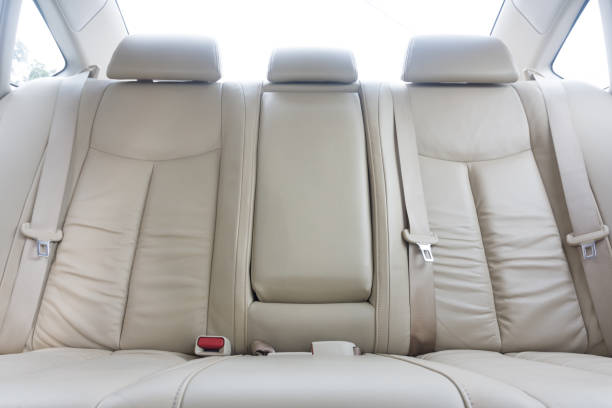 задние пассажирские сиденья в современном роскошном автомобиле - front passenger seat стоковые фото и изображения
