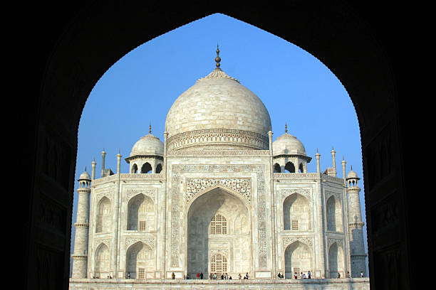 taj mahal oprawione w arch, agra, indie - mogal zdjęcia i obrazy z banku zdjęć