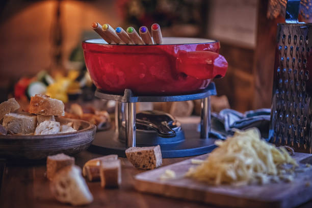 вкусный швейцарский сыр фондю в горшке подается с хлебом - fondue swiss culture winter cheese стоковые фото и изображения