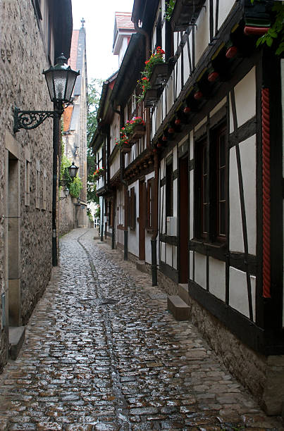 Estreita Rua Medieval antigo - fotografia de stock
