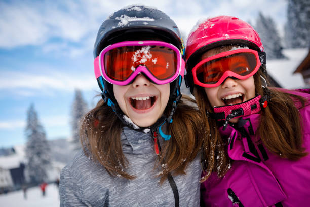 portrait de joyeux petits skieurs en vacances d’hiver - skiing teenager ski wear winter photos et images de collection