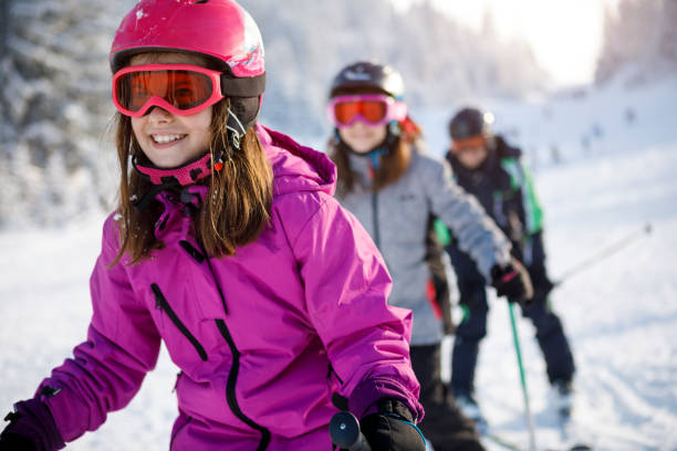 familiar diversión esquiar juntos - skiing snow skiing helmet fun fotografías e imágenes de stock