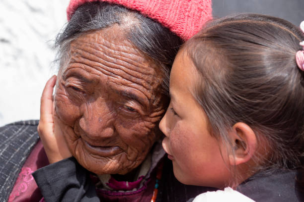 tybetańskie buddyjskie staruszki i dziecko podczas festiwalu hemis w ladakh, północne indie - india mountain child people zdjęcia i obrazy z banku zdjęć