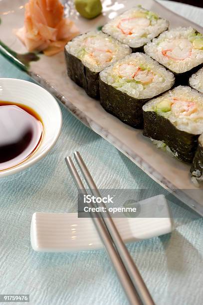 Foto de Um Prato De Sushi e mais fotos de stock de Almoço - Almoço, Antepasto, Arroz - Alimento básico