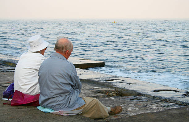Starszy para na brzegu morza (serenity – zdjęcie
