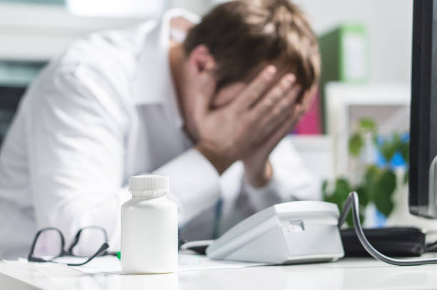 a insisté sur le visage couvert de médecin sous pression. infirmière de triste, fatigué de médecin ou bouleversé doc. medic pleurer dans le bureau de l’hôpital. - problems healthcare and medicine failure doctor photos et images de collection