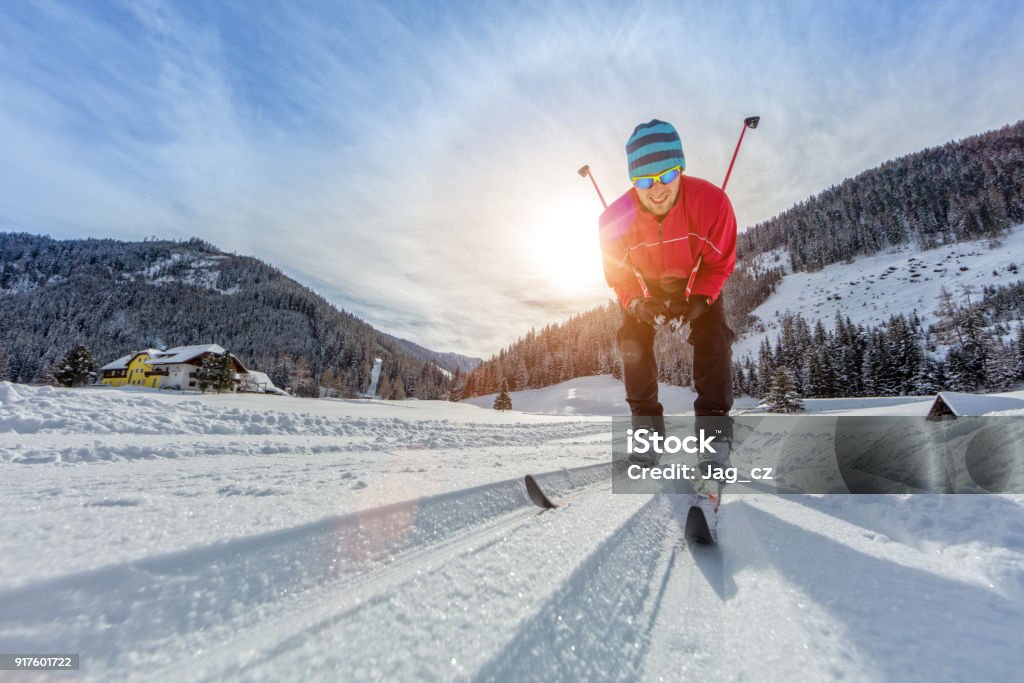 Ski-Langlauf. Junger Mann Übung - Lizenzfrei Langlaufen Stock-Foto