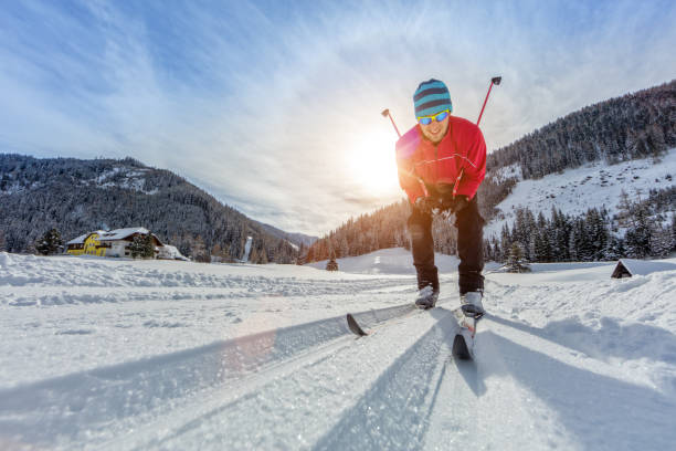 クロスカントリーのスキー.運動をしている若い男 - mens cross country skiing ストックフォトと画像