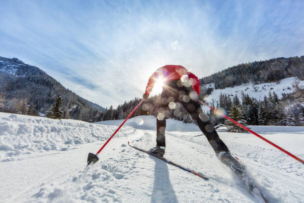 esquí de fondo. joven haciendo ejercicio al aire libre. - back country skiing fotos fotografías e imágenes de stock