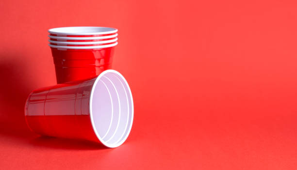 красный шаблон кубка партии. - disposable cup red beer plastic стоковые фото и изображения