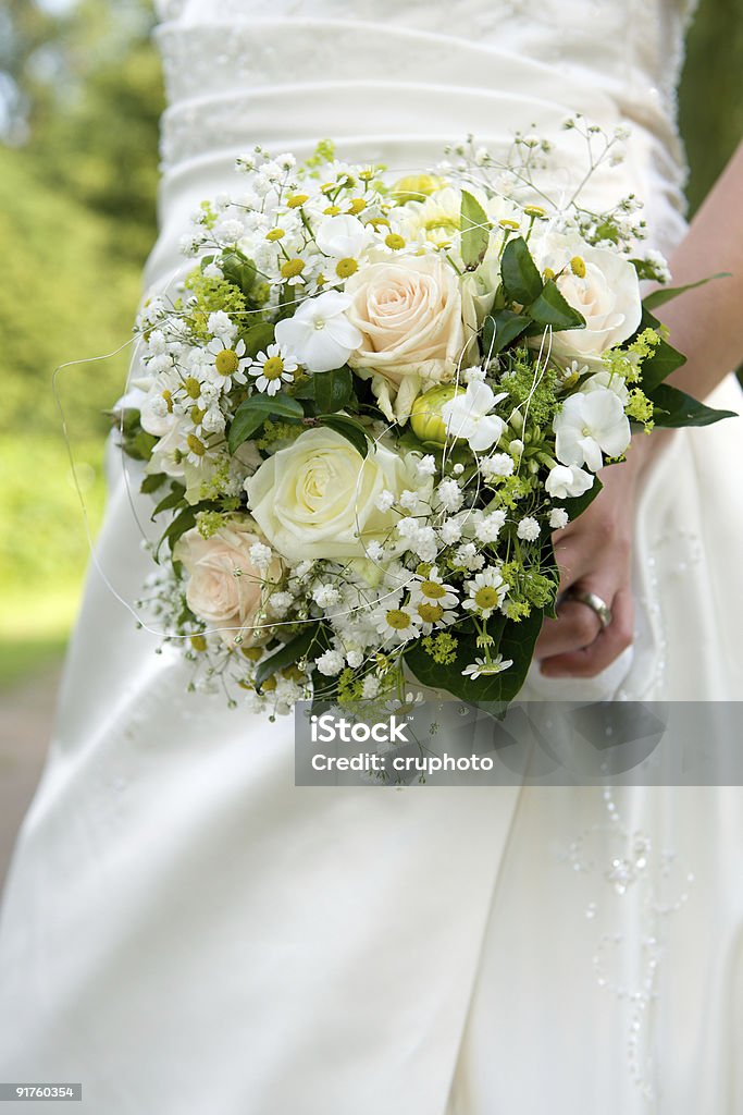 Pareja sosteniendo un ramo de flores hermosas y bien iluminada - Foto de stock de Adulto libre de derechos