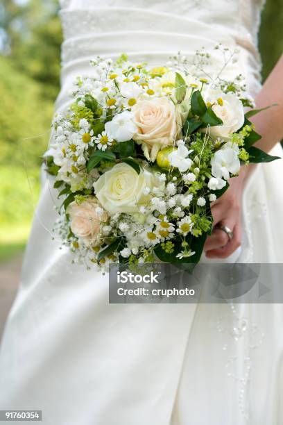 Pareja Sosteniendo Un Ramo De Flores Hermosas Y Bien Iluminada Foto de stock y más banco de imágenes de Adulto