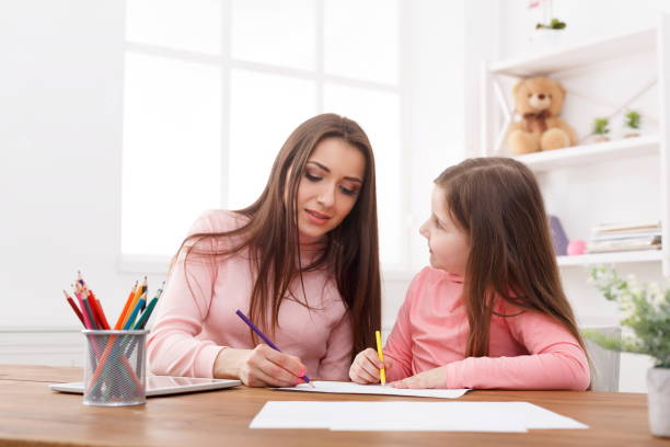 istock Mother drawing with her daughter 917607136