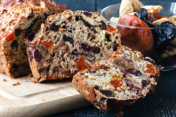 torta fresca con frutta secca e noci - dried fig brown color image dried food foto e immagini stock