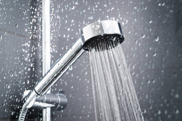 frische dusche hinter nassen glasfenster mit wasser tropfen spritzwasser. - regen stock-fotos und bilder