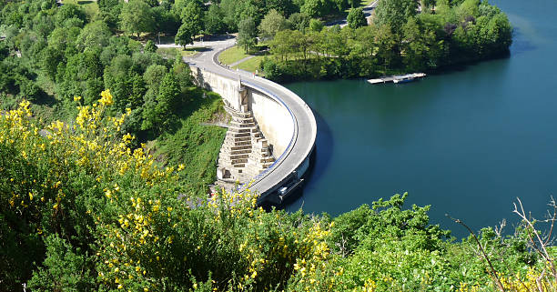 lac esch-sur-sûre au luxembourg - esch sur sûre photos et images de collection