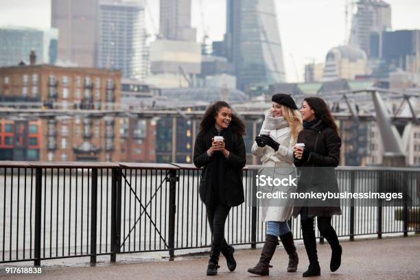 Vriendinnen Lopen Langs De Zuidelijke Oever Van Winter Bezoek Aan Londen Stockfoto en meer beelden van Londen - Engeland