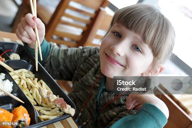 Foto de Menina No Restaurante e mais fotos de stock de Almoço - Almoço, Assado, Batata Assada - Batatas Prontas
