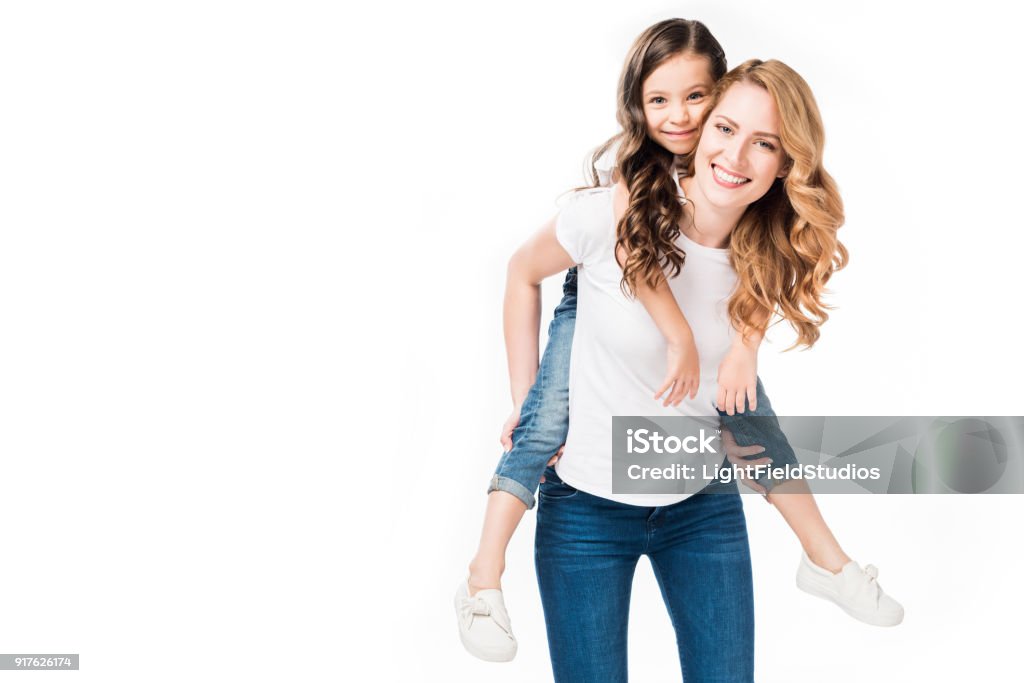 glückliche Mutter und Tochter Huckepack zusammen isoliert auf weiss - Lizenzfrei Mutter Stock-Foto