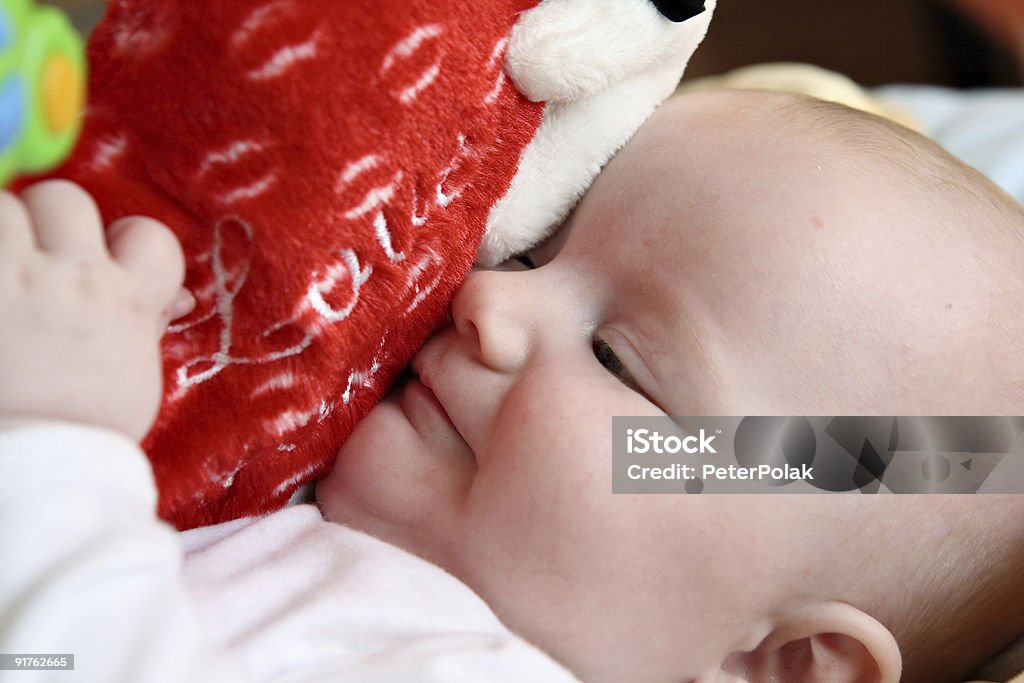 Bambino abbracciare grande cuore peluche - Foto stock royalty-free di 0-11 Mesi