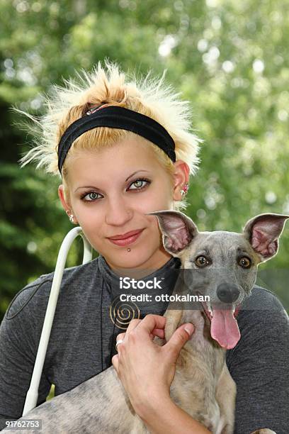 Foto de Blind Mulher Com Seu Cachorro e mais fotos de stock de Cegueira - Cegueira, Exterior, Fotografia - Imagem