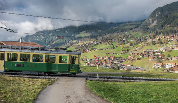 schweizer bergbahn auf dem weg nach grindelwald - jungfrau train winter wengen stock-fotos und bilder