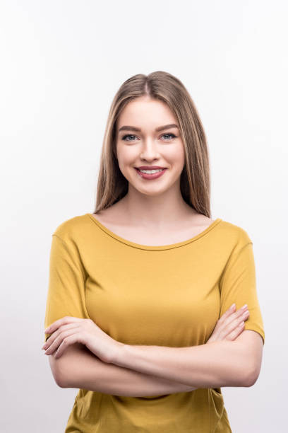 krásná žena skládá ruce přes hruď - modelka fotky - stock snímky, obrázky a fotky