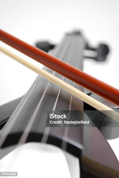 Foto de Violino De Música e mais fotos de stock de Arco - Equipamento Musical - Arco - Equipamento Musical, Cena de tranquilidade, Cor Preta