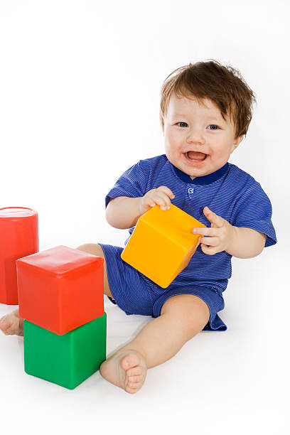 jogar bebé menino sobre branco - cup child geometric shape stacking imagens e fotografias de stock