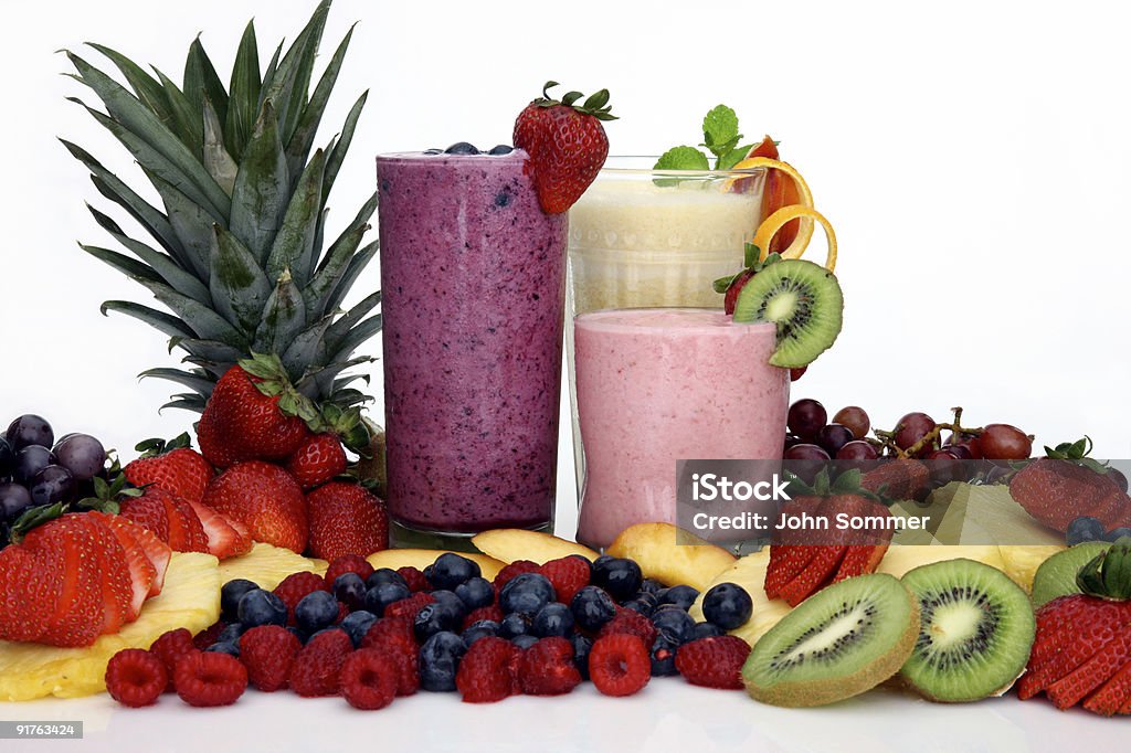 smoothie aux fruits frais ou de daïquiris - Photo de Cocktail de fruits pressés libre de droits