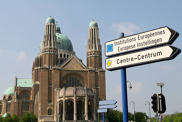 zur nationalbasilika des heiligen herzens in koekelberg in brüssel - brussels basilica stock-fotos und bilder