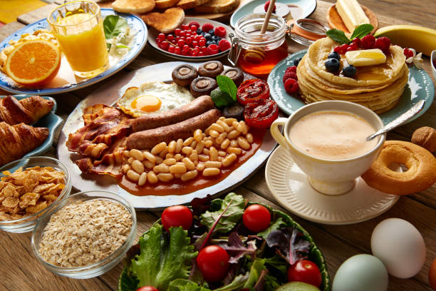 pequeno-almoço buffet continental completo e inglês - buffet breakfast food table - fotografias e filmes do acervo