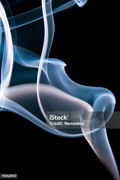 Blauer Rauch Auf Schwarz Stockfoto und mehr Bilder von Abstrakt - Abstrakt, Bewegungsunschärfe, Biegung