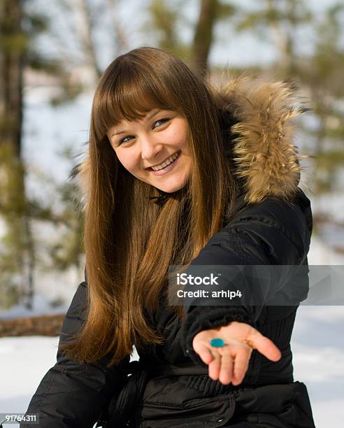 Mujer En Bosque De Invierno Foto de stock y más banco de imágenes de Adulto - Adulto, Adulto joven, Agarrar
