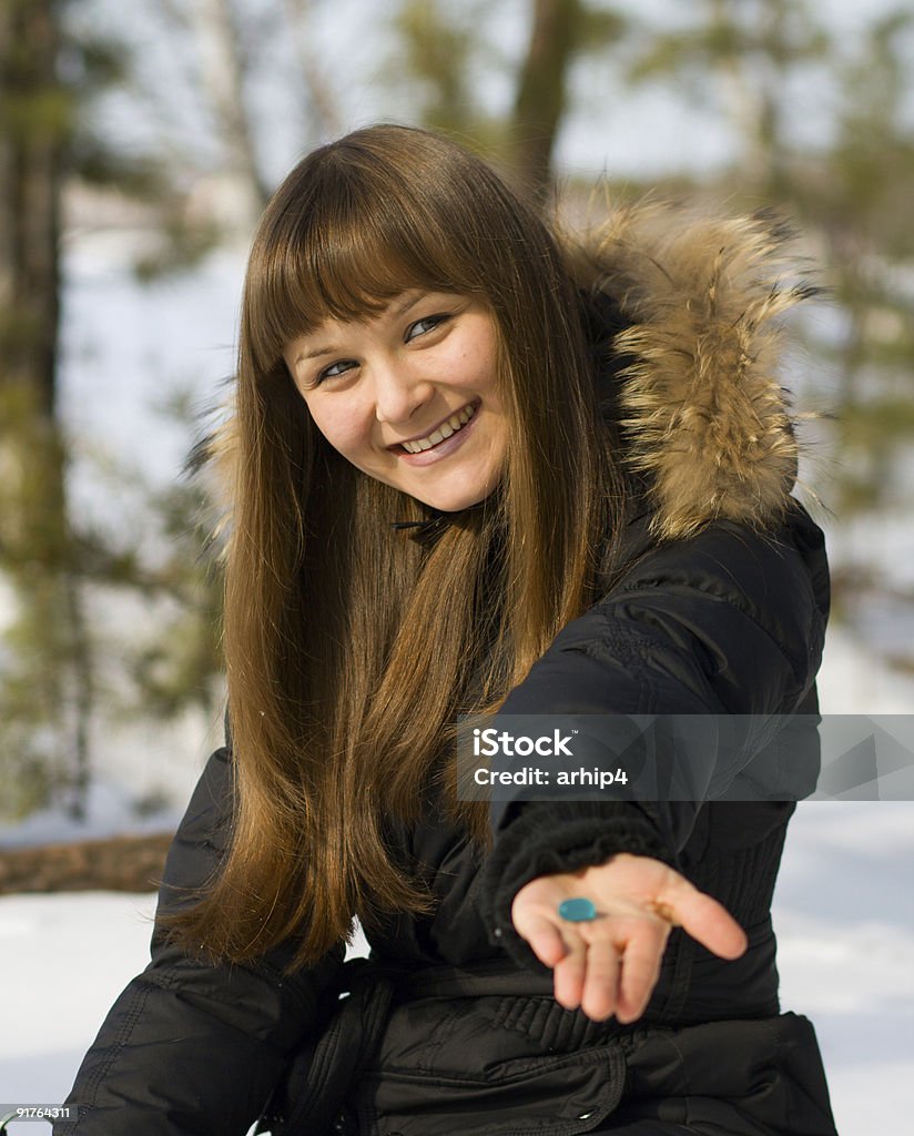 女性冬の森 - カプセル剤のロイヤリティフリーストックフォト