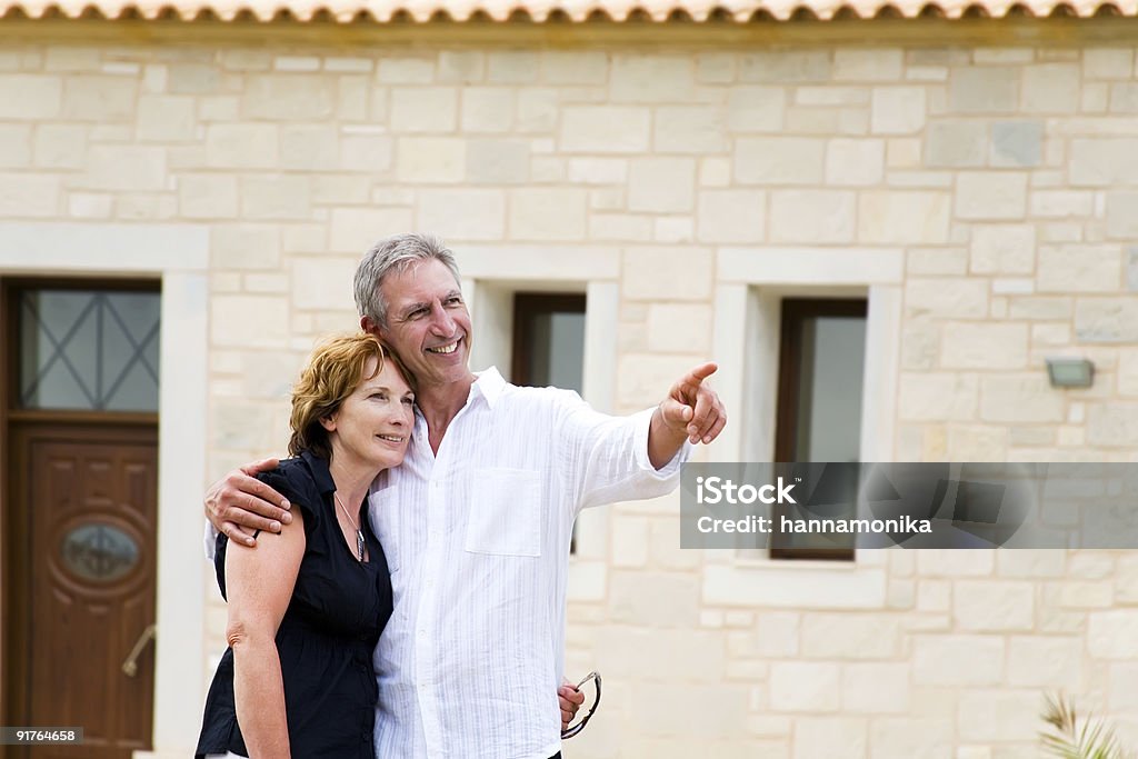 Красивые зрелые пара перед их дом - Стоковые фото Впереди роялти-фри