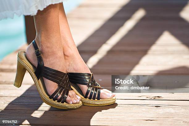 Подходит Женщина Ноги В Сандалииs — стоковые фотографии и другие картинки Взрослый - Взрослый, Высокие каблуки, Выходные туфли
